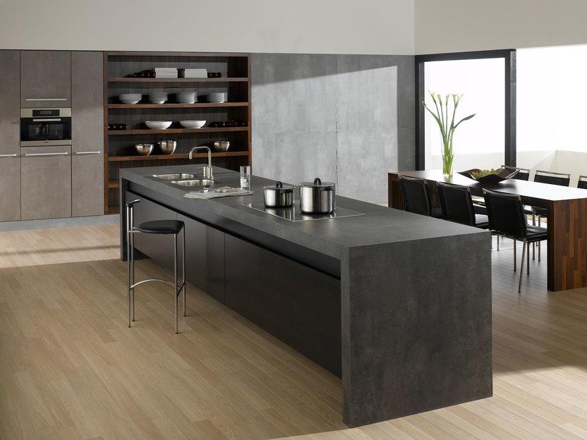 Küchen- und Esszimmerimpression mit einer Kombination aus Holz- und Stein-/ Betonoptik und Einbauschränken