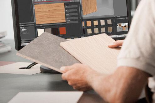 Abwägen von Holzmaterialien und Farben durch #Branche1# während einer 3D Küchenplanung