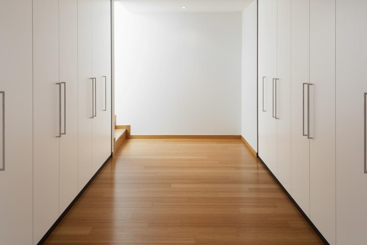 Begehbaren Kleiderschrank selbst planen Begehbarer Kleiderschrank mit Türen in weiß