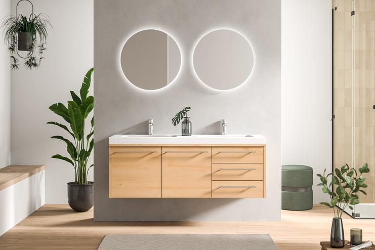 Zweckmäßig designtes Bad nach Maß mit hellem Holzschrank, zwei runden Spiegeln und einer atmosphärischen Beleuchtung, die Ruhe ausstrahlt.