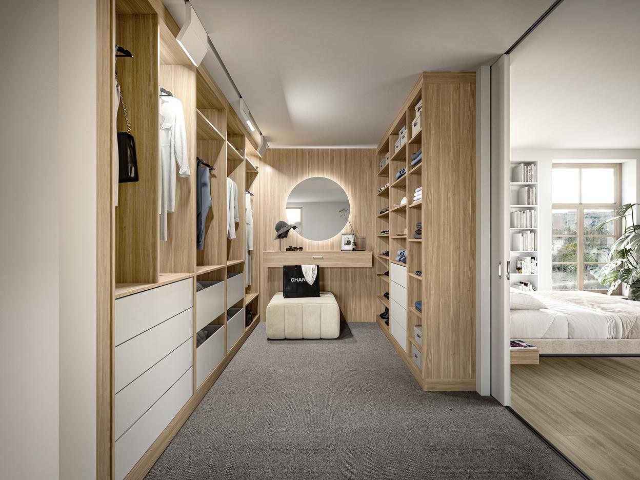 Ein individuell gestalteter, offener Kleiderschrank nach Maß mit integriertem Spiegel und Regalen fügt sich nahtlos in das moderne Ankleidezimmer ein.